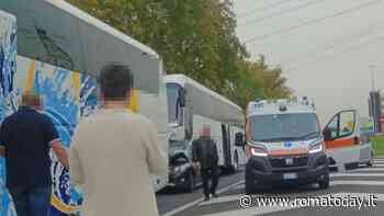 Incidente a Giardino di Roma: scontro tra due pullman e auto, grave una donna