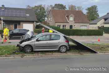 Auto botst tegen verkeersbord in Overpelt