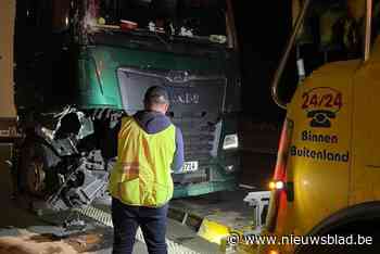 Vrachtwagen rijdt ’s nachts op E40 in Drongen in op botsabsorbeerder: “Er vielen geen gewonden”