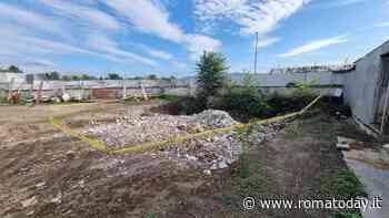 Una buca nel terreno per far sparire rifiuti edili