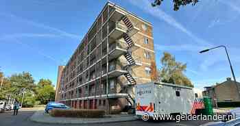 Forensische onderzoekers in witte pakken en rechercheurs doorzoeken Arnhemse woning: ‘Mogelijk strafbaar feit’