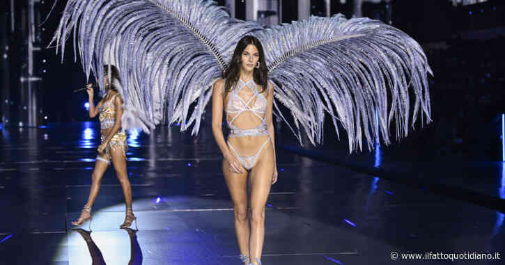 Gli Angeli di Victoria’s Secret tornano in passerella: da Vittoria Ceretti alle sorelle Hadid, i momenti migliori del Fashion Show. Ma il pubblico si divide: “Noioso”