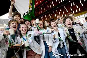 Lintjes, witte jassen en bierpotten: grootste openluchtcantus van het jaar strijkt neer onder de stadshal