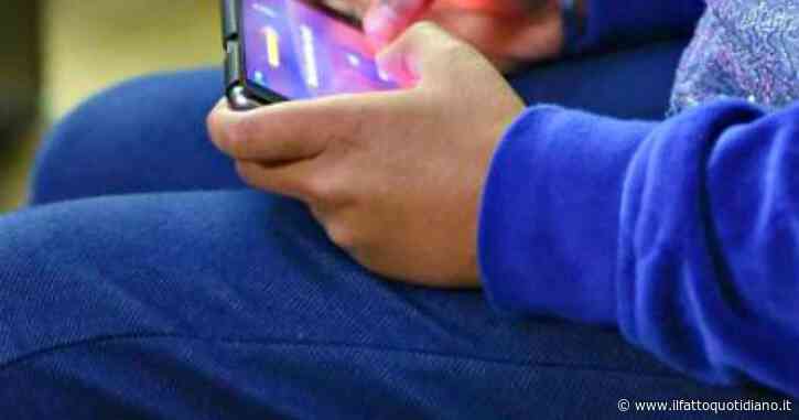 Senigallia, i genitori consegnano messaggi whatsapp ai carabinieri: si cercano prove del bullismo in telefono e pc