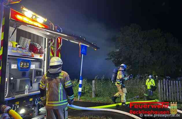 FW-RE: Erstmeldung: Brand von mehreren Strohballen auf einem landwirtschaftlichen Betrieb - Feuerwehr im Großeinsatz