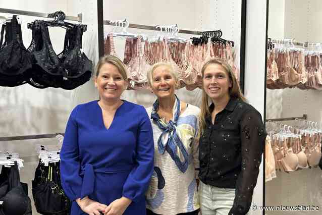 Miss Boudoir past lingerie aan voor dames met een borstprothese: “Dit is zo belangrijk om mij echt vrouw te kunnen voelen”