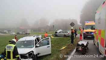 Kreuzungs-Crash am Samerberg - Fahrer erleiden „diverse Knochenbrüche“