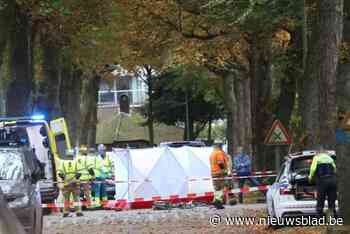 Fietsster (25) in kritieke toestand nadat ze onder wagen terechtkomt