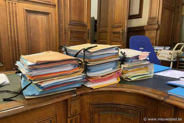 Stiefvader meteen opgepakt na veroordeling voor verkrachting van 14-jarige plusdochter: “Moet met harde hand geconfronteerd worden met de gevolgen van zijn daden”