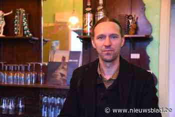 Ilja zoekt centen om “doorleefde” piano van overleden Engelse muzikant te herstellen: “Ik liet ze overkomen uit Spanje”