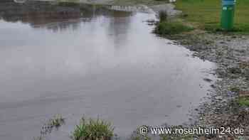 Achtung am Höglinger Weiher: Warnung vor „undefinierbaren Schlieren“ an Bruckmühler See