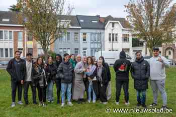 Jongeren gidsen beleidsmakers rond in Deurne-Noord: “Betonblokken rond pleintjes zijn obstakels en speeltuigen soms gevaarlijk”