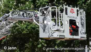 Zwei Feuerwehrleute aus Drehleiter geschleudert