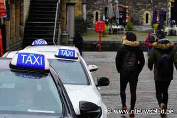 Stepper naar ziekenhuis overgebracht na aanrijding met taxi op Korenmarkt