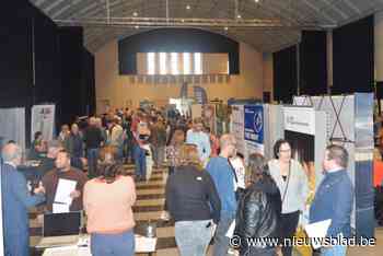 Kerk loopt vol voor jobbeurs voor werknemers failliete BelGaN: “Positieve gesprekken, tot ze horen dat ik 59 ben”