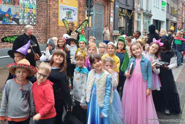 Feeërieke boekenstoet door centrumstraten