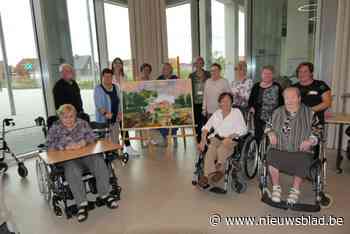 “Er zit nog kleur in het leven”: bewoners met dementie stellen zelfgemaakt schilderij voor