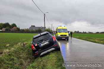 Man rijdt in gracht en moet bevrijd worden door brandweer