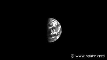 Hera probe snaps its 1st images of Earth and moon on way to asteroid crash site