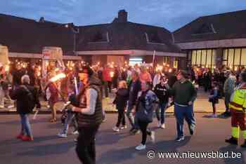 Optocht met fakkels brengt armoede onder aandacht