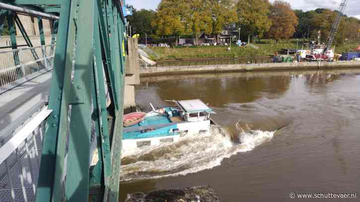 Goedemorgen. Ligt het schip nog bij de stuw? Ja.