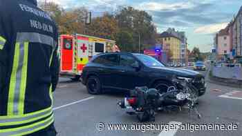 Unfall in Reuttier Straße: Motorradfahrer kracht gegen Auto und wird verletzt