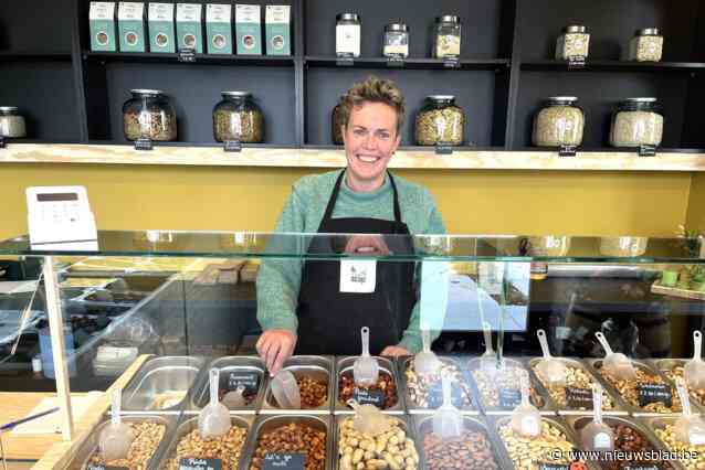 Tinne verkoopt in haar nieuwe shop de Nootstop alle soorten noten, zaden, gedroogde vruchten en lekkers