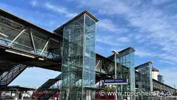 Gibt sich ein Unbekannter am Mühldorfer Bahnhof als DB-Mitarbeiter aus und verwirrt Reisende?