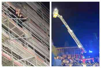 Twee tieners aangehouden nadat ze stellingen van universiteitshal beklimmen: “Ze haalden echt halsbrekende toeren uit”