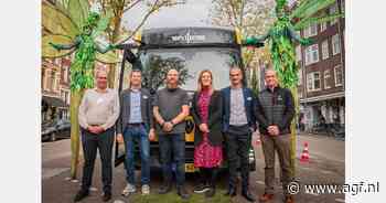 Elektrische truck in straten Amsterdam om Jumbo winkels te bevoorraden
