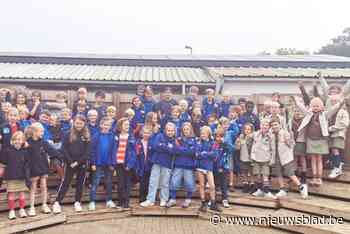 In kleurrijk uniform naar school voor Dag van de Jeugdbeweging