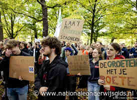 Studenten demonstreren tegenover de Tweede Kamer tegen langstudeerboete
