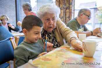 IN BEELD. Kleuters van de Pluim schilderen samen met bewoners woonzorgcentrum Portugesehof ‘Vlammetjes tegen eenzaamheid’