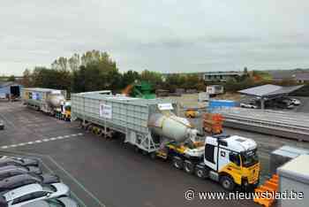 “Het is op de centimeter manoeuvreren”: Immense vijzels van elk 95 ton banen zich weg door Diksmuide richting Roeselare