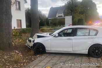 Bestuurster (57) die met wagen tegen boom reed, is niet langer in levensgevaar