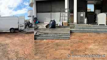 Torre Maura, i nonni e le nonne non possono entrare nell'ex hotel occupato: "La struttura è stata devastata"