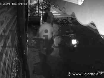 "Ucciso con 36 forbiciate mentre strisciava fuori dal locale". La violenza dei due cinesi sul rapinatore del bar di Milano 