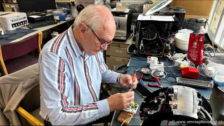 Lelystad - Vijftien jaar vrijwillig repareren: 'We vonden zelfs een muizennest in een platenspeler'