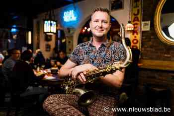 ”Papa van Loesje bewandelt nieuwe muzikale paden als Barwalker Louis: “Van mij mag een saxofoon ‘lekker’ scheuren”