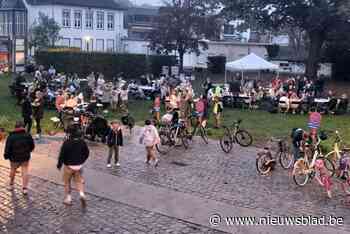 Jongeren met vol buikje en in uniform naar school