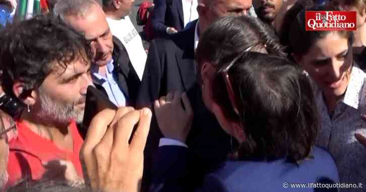 Pd e M5s si riuniscono allo sciopero dei metalmeccanici a Roma, la stretta di mano e i baci: il saluto tra Conte e Schlein – Video