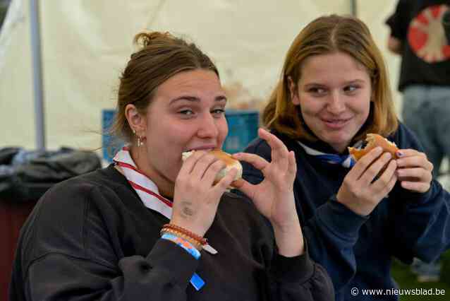 In uniform en met hotdog tussen de kiezen het weekend in