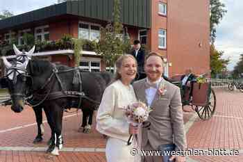 Steinhagener Brautpaar fährt mit der Hochzeitskutsche
