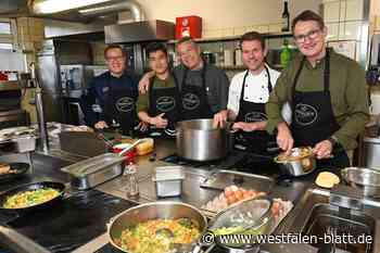 Drei Köche frischen traditionell westfälische Gerichte auf