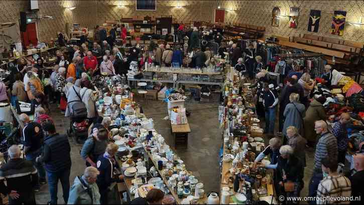 Dronten - Koopjesjagers en antiekzoekers struinen over jaarlijkse Bazar