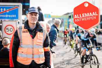 Ronny Helsen zorgt al meer dan dertig jaar voor veilig verloop van wielerwedstrijden: “Wij, seingevers, zijn een ras apart”