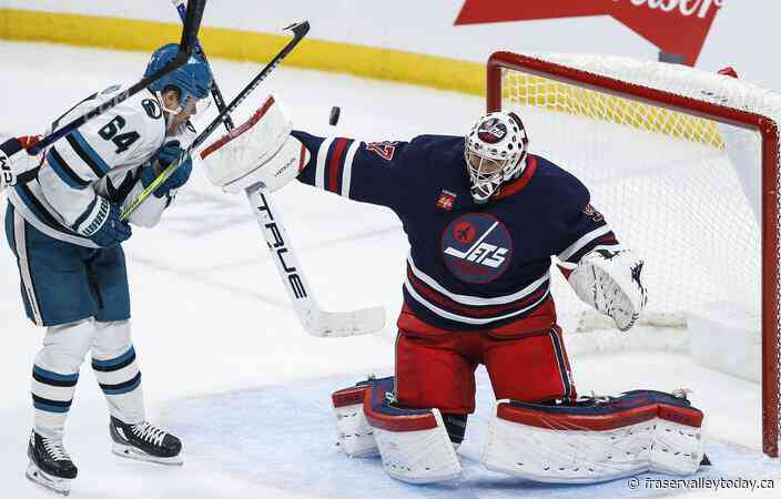 Jets gift Hellebuyck with eight goals of run support on night of his 500th start