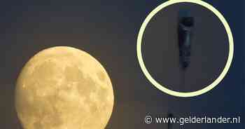 Als Mathilde (56) inzoomt op haar foto van de maan, schrikt ze zich rot