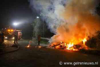Caravan uitgebrand langs de weg, mogelijk aangestoken