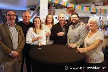 Socialisten zetten hun nieuwe cafébazen in de bloemen